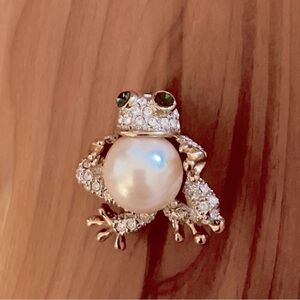 Vtg Pot Belly Frog w/Faux Pearl Crystal Gold Tone Brooch w/Green Crystal Eyes